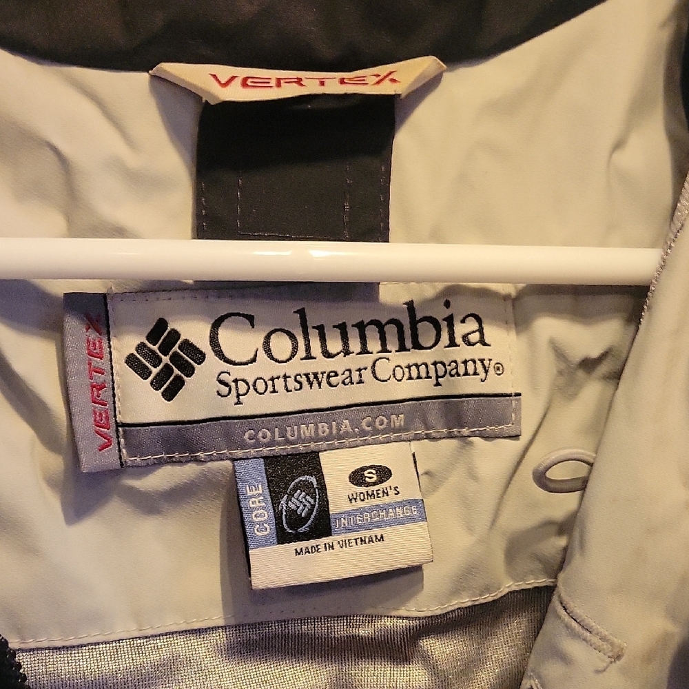 Columbia Women's Black and Cream Rain Jacket - Picture 2 of 7